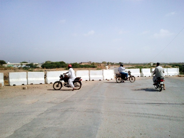 ایئر پورٹ سیکیورٹی، گلستان جوہر سے شاہراہ فیصل تک جانیوالی سڑک بند، شہری پریشان