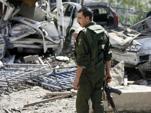 الجزائر میں سڑک کنارے بم دھماکے سے 7 سیکورٹی اہلکار ہلاک