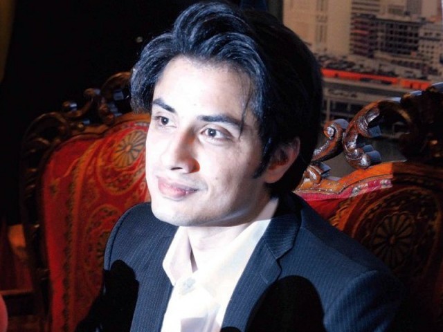 ماڈل علی ظفر گلوکاری اور اداکاری کے بعد ہدایتکاری بھی کرنے لگے
