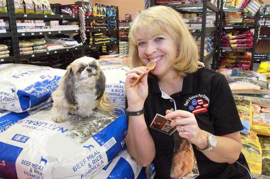 امریکی خاتون کتے اور بلیوں کی خوراک کھانے لگی