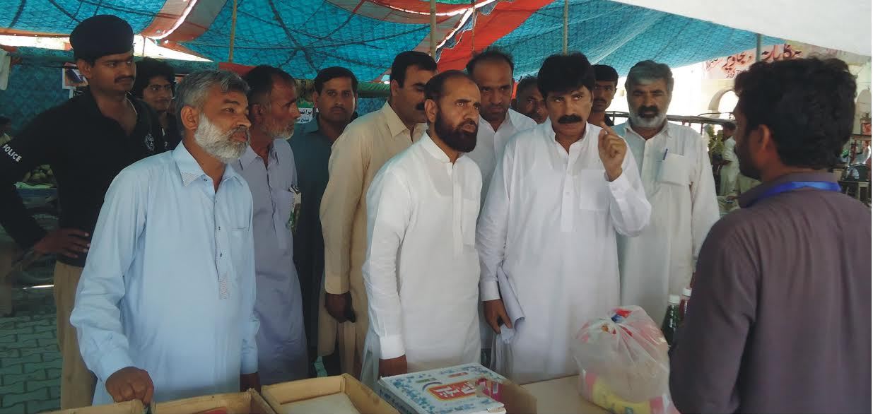 کروڑ لعل عیسن اسسٹنٹ کمشنر کروڑ تنویر یزداں ملک عمر علی اولکھ، طارق پہاڑ صدر سبزی منڈی رمضان بازار کا جائزہ