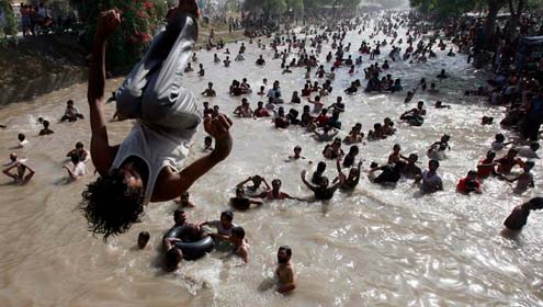 گرمی لوڈشیڈنگ , لاہوریوں‌ نے نہر پر لگی دفعہ 144 کو ٹھنڈے پانی میں بہا دیا