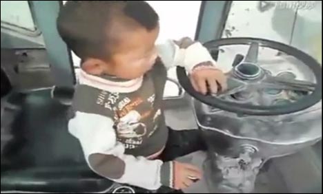 چین میں پانچ سالہ بچہ ٹریکٹر چلانے لگا