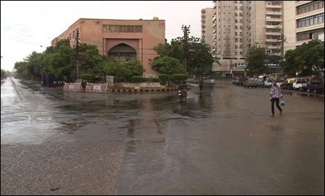 کراچی میں ہلکی بوندا باندی سے موسم خوشگوار ہو گیا