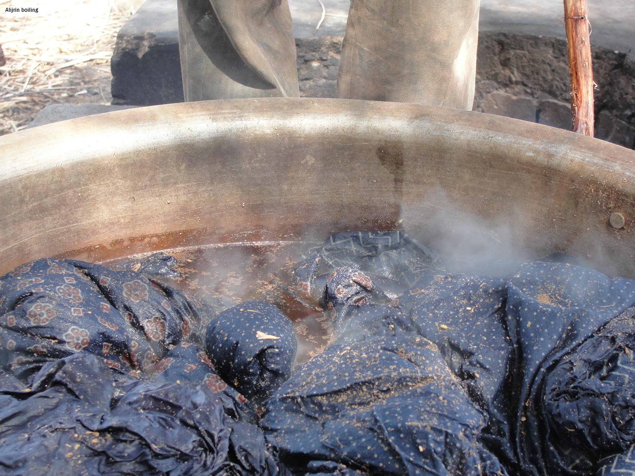 عید کی آمد؛ خواتین میچنگ دوپٹے رنگوانے میں بھی مصروف