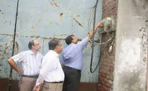 واپڈا کروڑ کی ٹاسک فورس نے چھاپے مار کر 2 افراد کے خلاف بجلی چوری کرتے ہوئے رنگے ہاتھوں پکڑ لیا