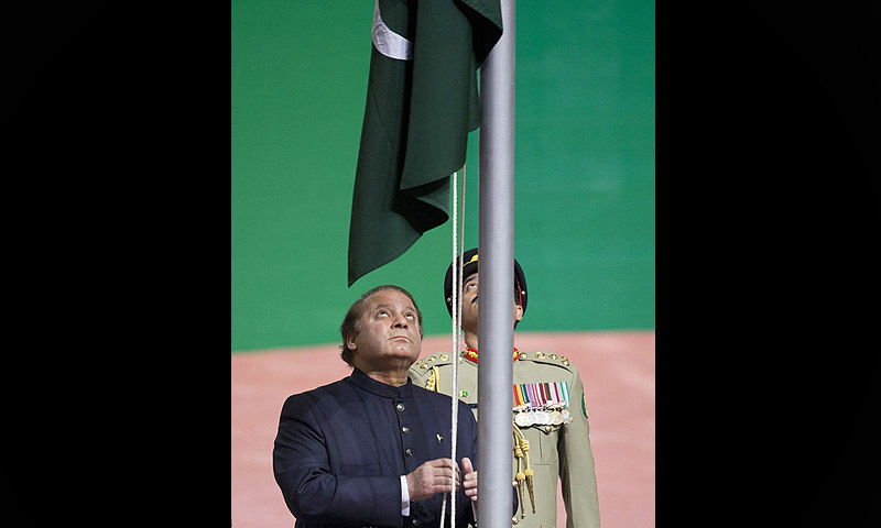 چودہ اگست: رات میں قومی پرچم کشائی کا تنازعہ