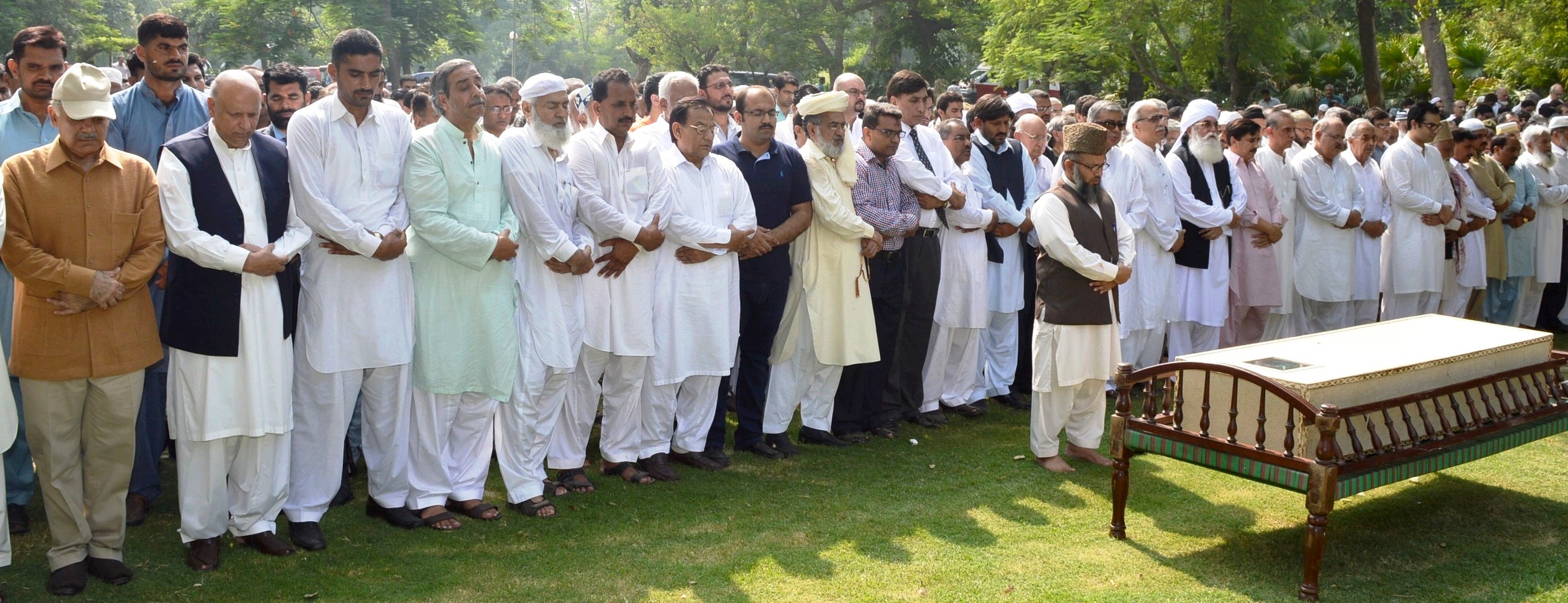 گورنر پنجاب چوہدری محمد سرور لارنس روڈ لاہور میں ممتاز صحافی مجید نظامی کی نماز جنازہ ادا کر رہے ہیں، ان کے ہمراہ  وزیر اعلی پنجاب میاں شہباز شریف بھی شامل ہیں