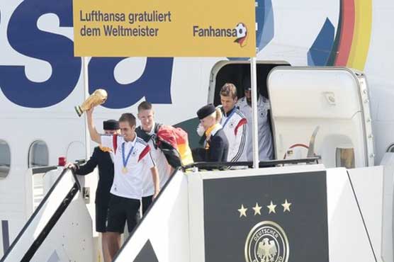 فٹ بال ورلڈ کپ کی فاتح جرمن ٹیم کا وطن واپسی پر شاندار استقبال