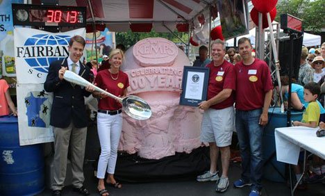 سب سے بڑا آئسکریم اسکوپ گینز ریکارڈ بک میں شامل