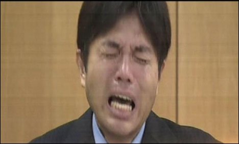 غیر ملکی دوروں پر لاکھوں ڈالر لٹانے کا الزام، جاپانی سیاستدان رو پڑا