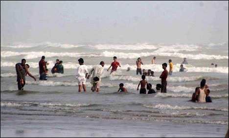 کراچی: سی ویو پر ریسکیو آپریشن جاری، 19 لاشیں نکال لی گئیں