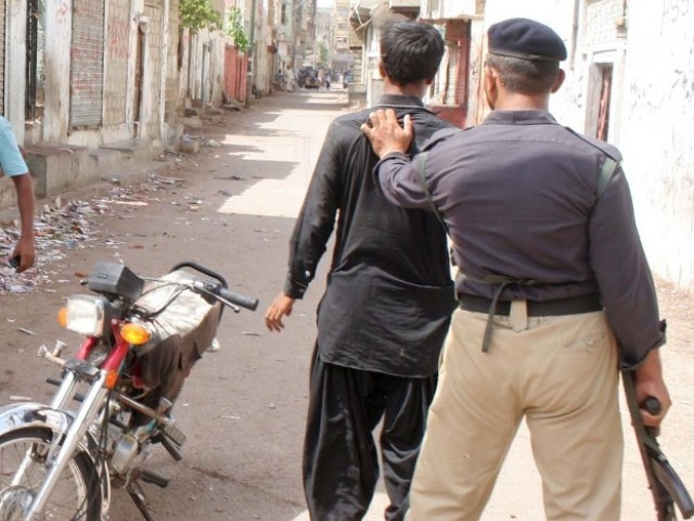 قائد آباد میں پولیس کے سرچ آپریشن کے دوران جھڑپ کے دوران  5  دہشتگرد ہلاک