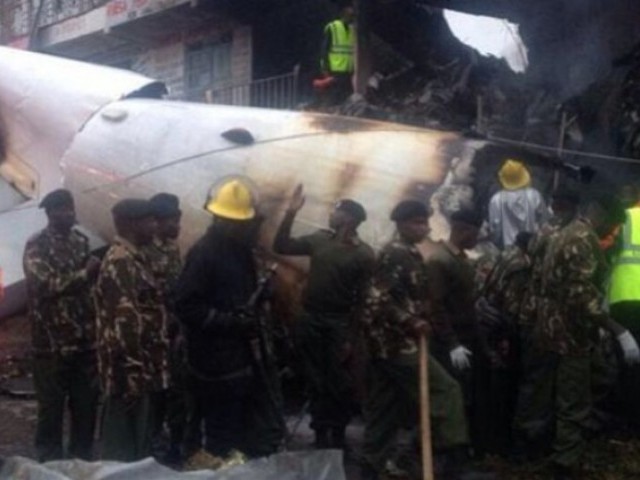 کینیا میں کارگو طیارہ عمارت سے ٹکرا کر تباہ، 4 افراد ہلاک
