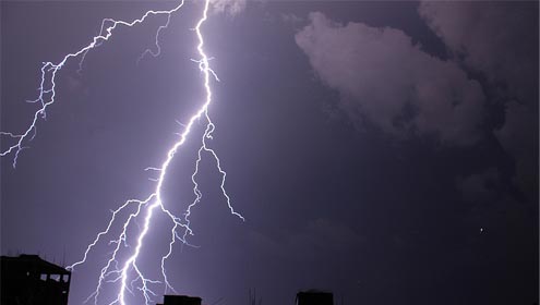 امریکہ: آسمانی بجلی گرنے سے ایک شخص ہلاک ،  14 زخمی