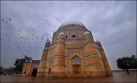 ملتان کے مختلف علاقوں میں بوندا باندی، موسم خوشگوار ہوگیا