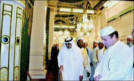 وزیر اعظم عمرے کی ادائیگی کے بعد مدینہ منورہ پہنچ گئے