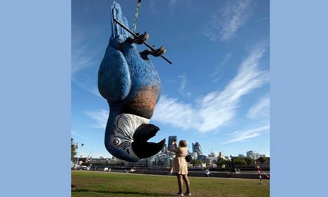 بر طانیہ میں 50 فٹ بڑے طوطے کا ماڈل نمائش کیلئے پیش