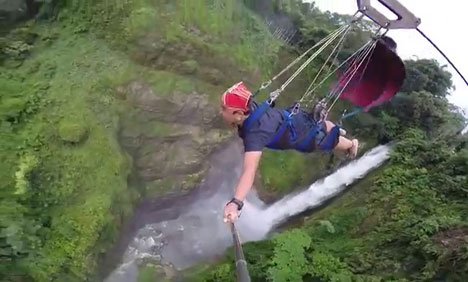 فلپائن میں آبشار کے اوپر ہوا میں اڑتے ہو ئے سفر کا مو قع