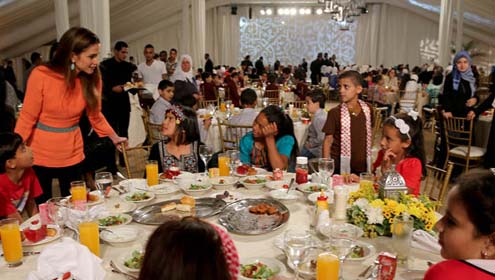 ملکہ رانیا کی یتیم  بچوں کیساتھ اظہار  یکجہتی کیلئے دعوت افطار