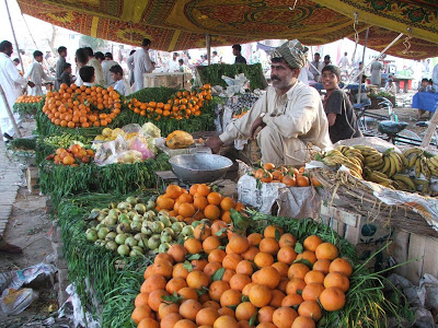 صاحبزادہ فیض الحسن کا DCO لیہ کے ہمراہ سستا رمضان بازار فتح پور کا دورہ