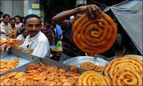 بھارت: رمضان المبارک کی آمد پر مساجد میں نمازیوں کا رش