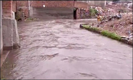 راولپنڈی میں تیز بارش، کئی محلوں میں پانی گھروں میں داخل