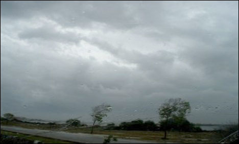 کراچی میں رات کو بوندا باندی کا امکان