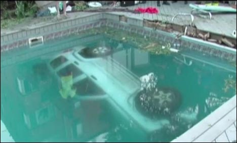 اناڑی خاتون ڈرائیور جیپ سمیت سوئمنگ پول میں جا گری