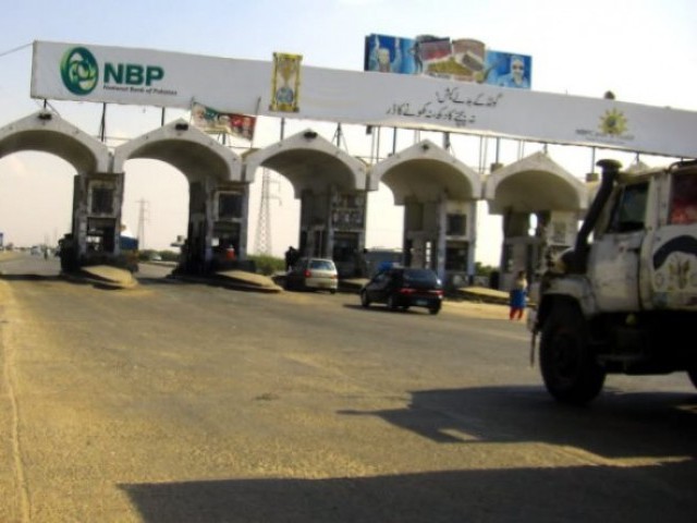 کراچی ٹول پلازہ کے قریب ٹرک الٹنے سے 2 افراد جاں بحق، 3 زخمی