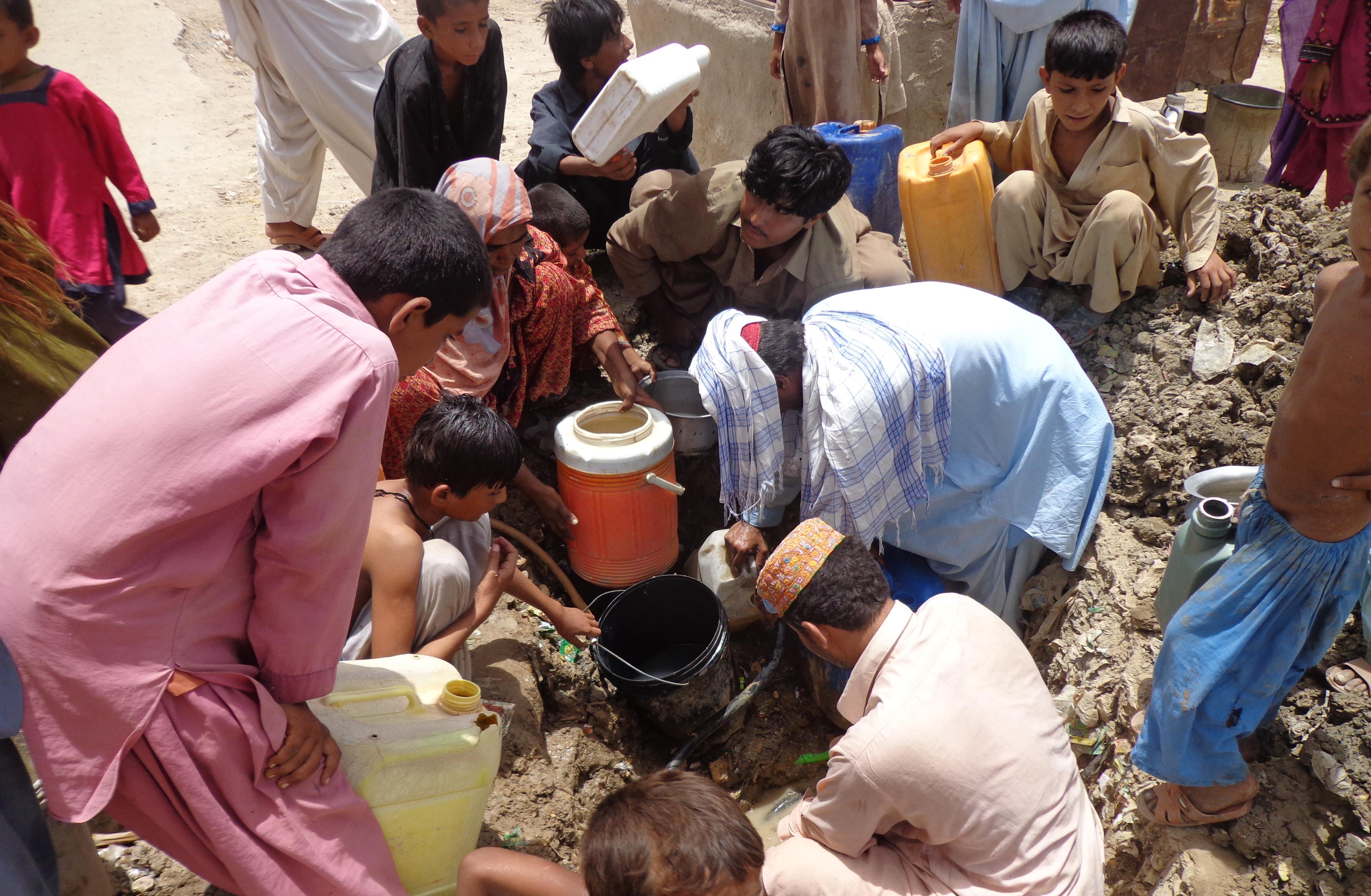 دو وزراء اعظم کا چھوٹا سا شہر ڈیرہ اللہ یار پانی و بجلی کے لئے سالوں سے ترس رہی ہے۔   آصف لانگو