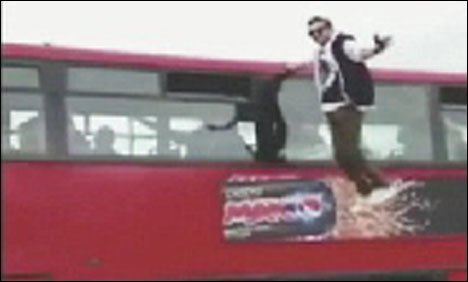 ماہر برطانوی جادوگر ہوا میں چلنے لگا