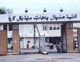 فیصل آباد کے الائیڈ اسپتال میں بچوں کے وارڈ میں مسائل