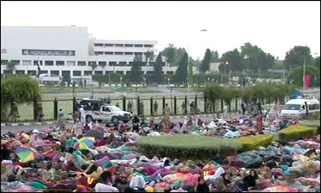 اسلام آباد کی شاہراہ دستور پر دھرنے کے شرکا کے ڈیرے