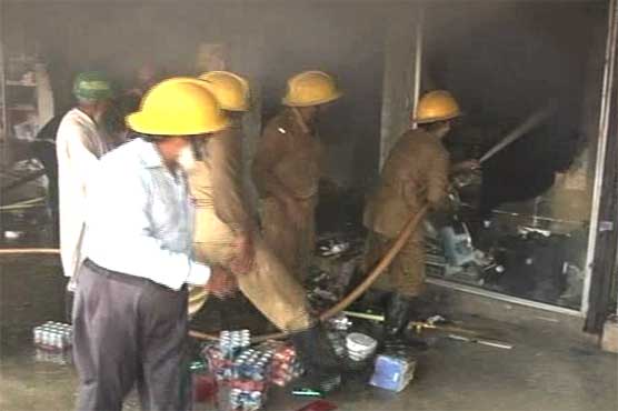 لاہور: برکت مارکیٹ کے سٹور میں آتشزدگی، لاکھوں روپے کا سامان جل گیا