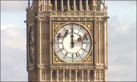 خصوصی کوہ پیمائوں کی مدد سے بگ بین ٹاور کی صفائی