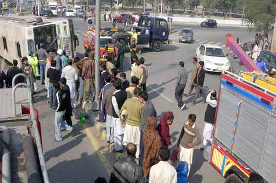مریدکے : انقلاب مارچ میں شریک کار اور بس میں ٹکر، 4 افراد زخمی