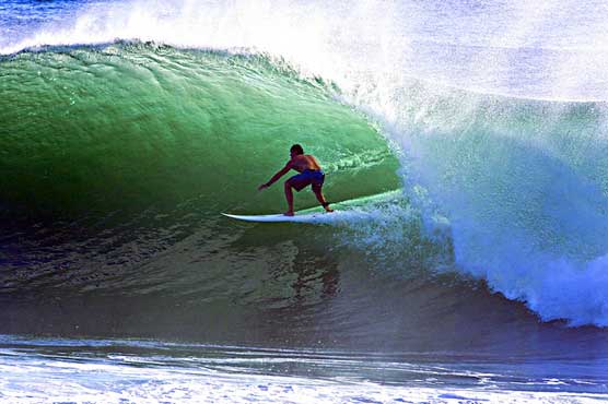 کیلیفورنیا میں سمندری طوفان ، نوجوان لہروں سے کھیلتے رہے