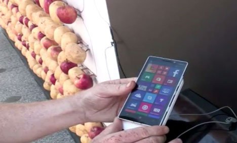 سیب اور آلو سے موبائل چارج کرنے کا انوکھا طریقہ