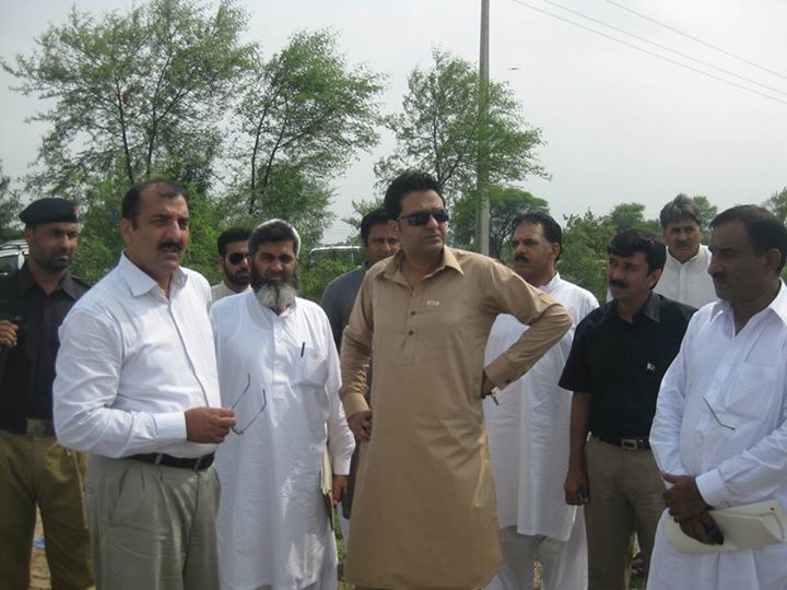 گجرات: چوہدری شبیر احمد  ڈی سی او گجرات کے ہمراہ مذبحہ خانہ کھاریاں شہر سے باہر شفٹ کرنے کے لئے جگہہ کا معائنہ کر رہے ہیں