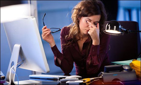 کمپیوٹر کے مسلسل استعمال سے آنکھوں میں تکلیف کا آسان حل