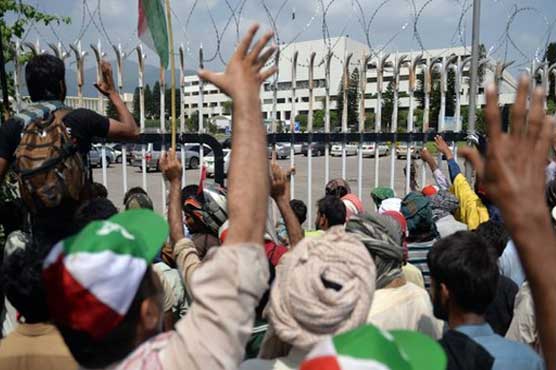 سپریم کورٹ کے احکامات کے باوجود شاہراہِ دستور کا ایک ٹریک نہ کھولا جا سکا