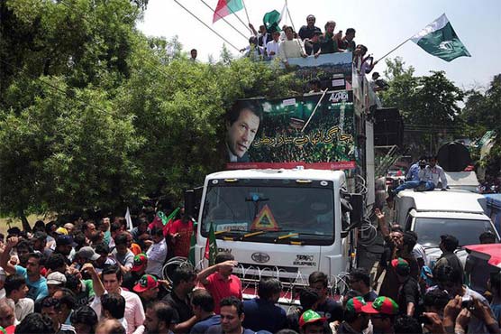 آزادی مارچ گوجرانوالہ میں انقلاب مارچ کھاریاں کراس کر گیا