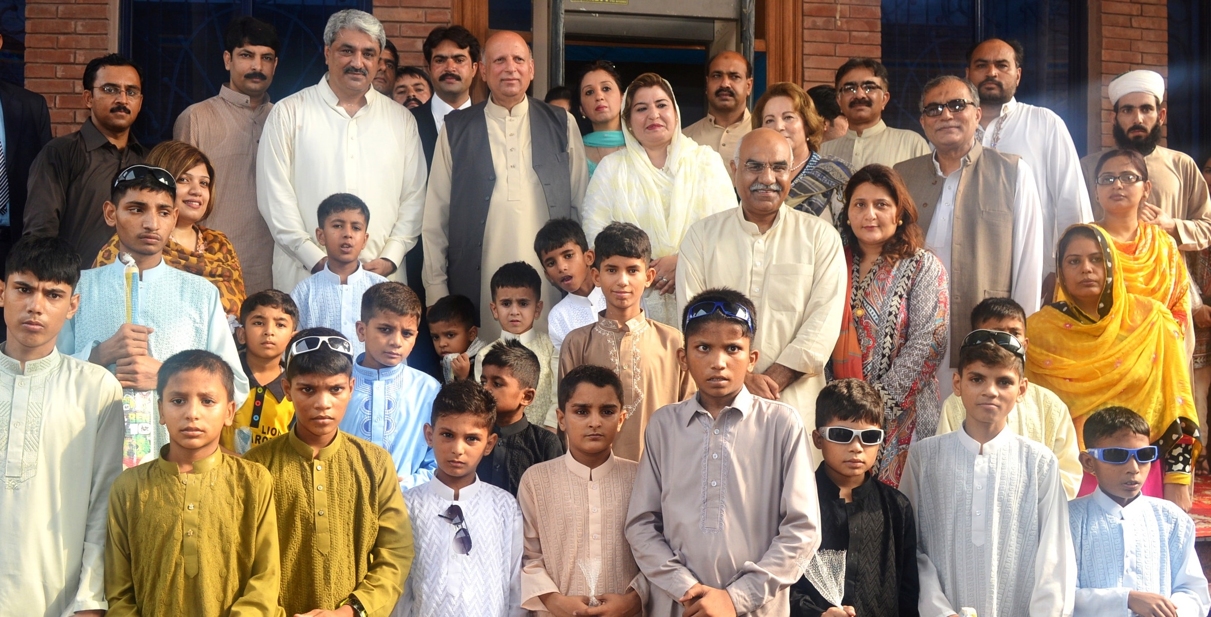 گورنر پنجاب نے شالیمار لمک روڈ لاہور میں مقیم بچوں کے ادارے چائلڈ پروڈیکشن بیورو کا دورہ کیا