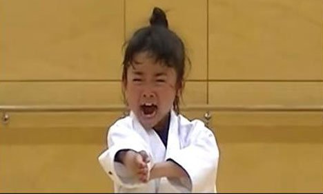 کراٹے کی ماہر ننھی بچی نے دھوم مچادی