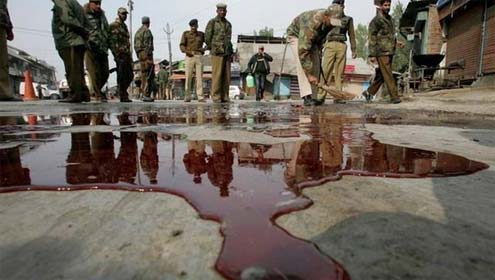 مقبوضہ کشمیر: مسلح افراد کے حملے میں 2 بھارتی اہلکار ہلاک