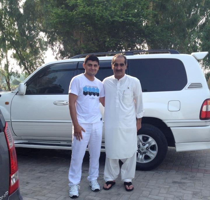 پاکستان مسلم لیگ ن کے رہنما علی المرتضی اعوان وفاقی وزیر ریلوے خواجہ سعد رفیق کا کھاریاں پہنچنے پر استقبال کر رہے ہیں