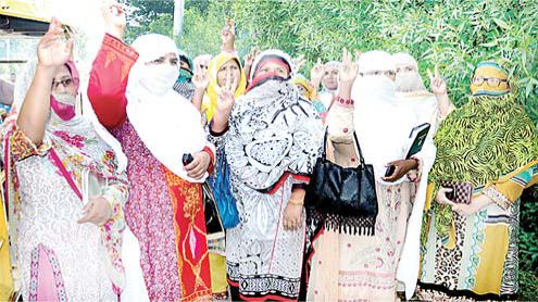 افسران کے ناروا سلوک کیخلاف لیڈی ہیلتھ سپروائزرز کا مظاہرہ