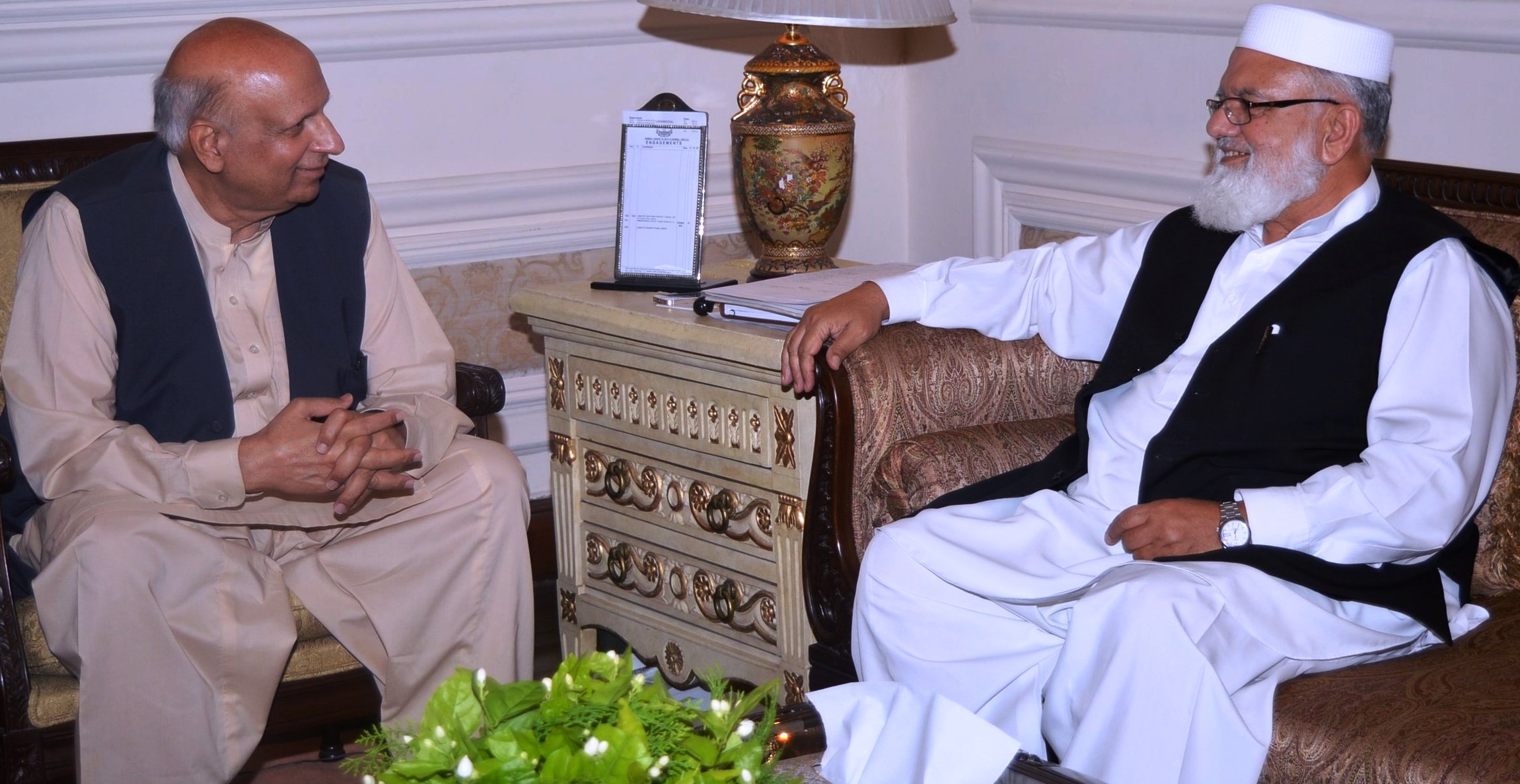 لیاقت بلوچ گورنر ہاؤس لاہور میں پنجاب گورنر چوہدری محمد سرور سے ملاقات کر رہے ہیں