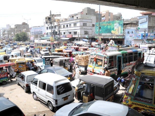 لیاقت آباد میں بجلی کی عدم فراہمی پر مکین سڑکوں پر نکل آئے